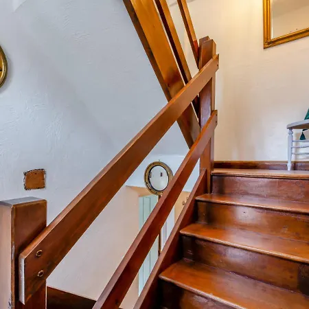 No 1 Pier Lane Уитби