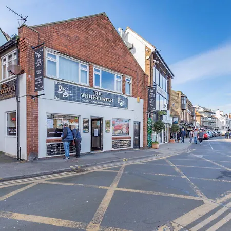No 1 Pier Lane Уитби